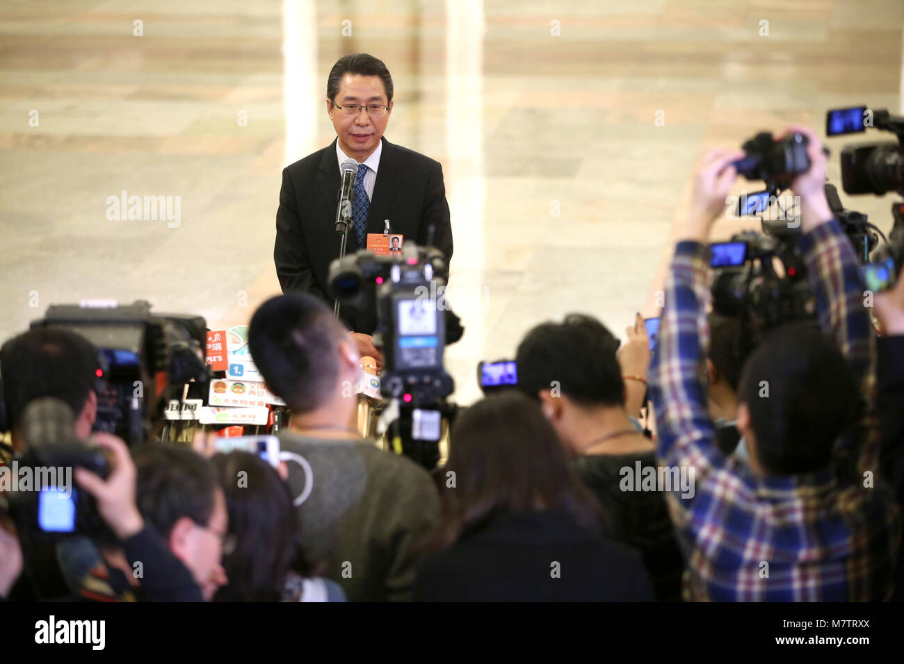 Peking, China. 13 Mär, 2018. Shen Changyu, Leiter des Staatlichen Amtes für geistiges Eigentum (SIPO), erhält ein Interview nach der vierten Plenarsitzung der ersten Sitzung des 13. Nationalen Volkskongress (NVK) in der Großen Halle des Volkes in Peking, der Hauptstadt von China, 13. März 2018. (Xinhua / Jin Liwang) Quelle: Xinhua/Alamy leben Nachrichten Stockfoto