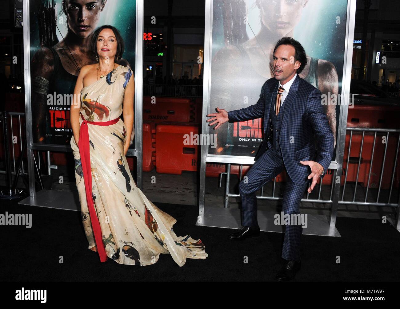 Hollywood, USA. 12 Mär, 2018. Walton Goggins, Nadia Conners vor der Ankunftshalle für Tomb Raider Premiere, TCL Chinese Theatre (ehemals Grauman's), Los Angeles, CA 12 März, 2018. Foto von: Elizabeth Goodenough/Everett Collection Credit: Everett Collection Inc/Alamy leben Nachrichten Stockfoto