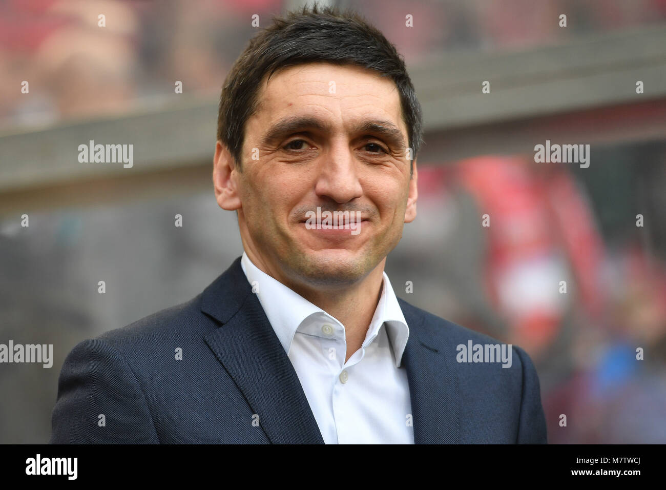 Tayfun KORKUT, Coach (VFB Stuttgart), Einzelbild, angeschnittenes Einzelmotiv, Portraet, Porträt, Portrat. Fussball 1. 1. Fussballbundesliga, 26. Spieltag, Spieltag 26, VFB Stuttgart - RB Leipzig 0-0, am 11.03.2018 in Stuttgart/Deutschland. MERCEDES BENZ ARENA. | Verwendung weltweit Stockfoto