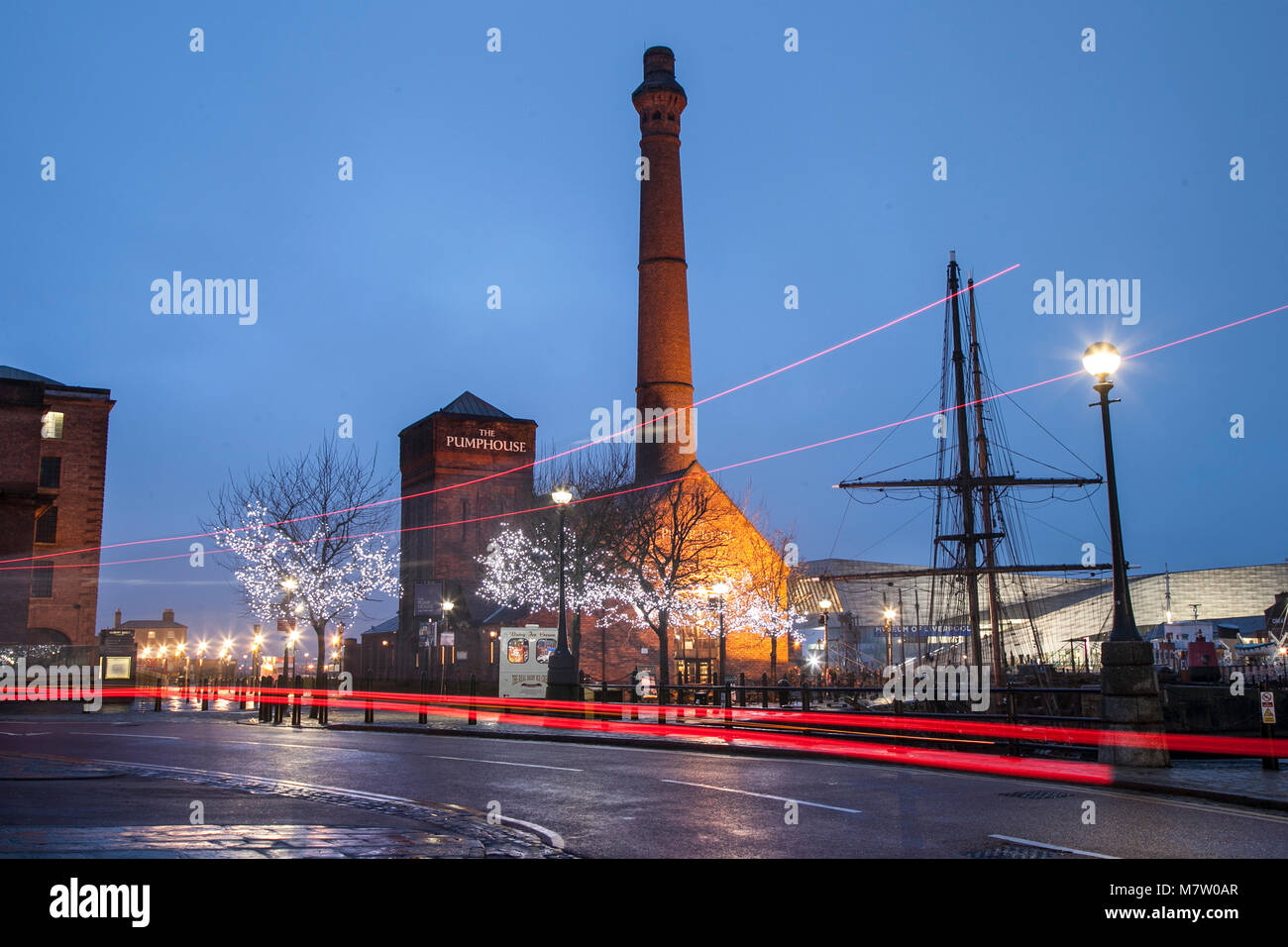 Pumpenhaus am Albert Dock; Liverpool; Merseyside. März 2018. Wetter in Großbritannien; ruhig; feucht; bewölkt Beginn des Tages. Im Nordwesten wird mit anhaltendem und anhaltendem Regen gerechnet, bei dem später am Tag hellere Bedingungen zu erwarten sind. Stockfoto