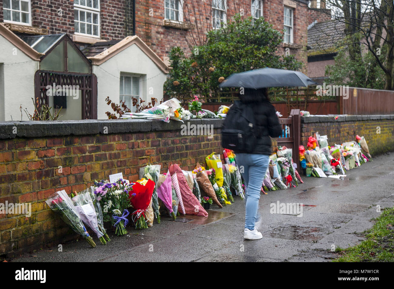 Notty Esche, Liverpool, Großbritannien. 13. März, 2018. Floral Tribute weiter außerhalb Ken Dodds Liverpool home als Bewohner der Stadt Ehre ein großer Komiker platziert zu werden. Blumen und Staubwedel, (ticking Sticks) haben außerhalb des Hauses in einer langen Linie, die entlang der Wand an der Grenze zum Grundstück platziert. Sir Ken Dodd starb im Alter von 90, mit Ehrungen aus aller Welt für die Viel-Komiker geliebt zu gießen. Kredit MediaWorldImages/AlamyLiveNews. Stockfoto