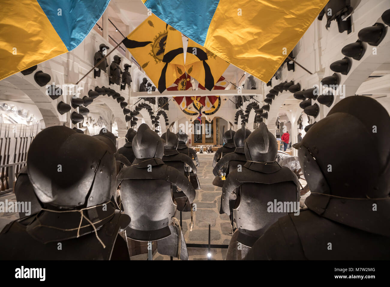 07 März 2018, Deutschland, Schwarzburg: Die Waffen, die Sammlung der Schwarzburg Fürsten in der renovierten Armory von Schwarzburg Schloss montiert mit seiner neu errichteten Gatehouse. Die Sammlung mit rund 4000 historische Waffen und Rüstungen helments ist auf Anzeige hier ab Mai 2018. Foto: Michael Reichel/dpa-Zentralbild/dpa Stockfoto