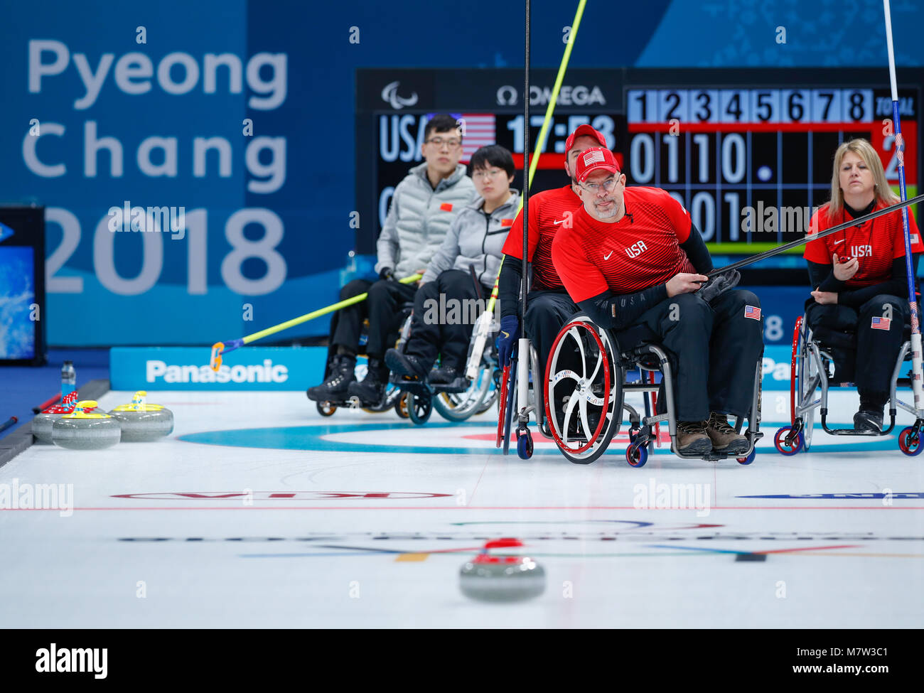 (180313) - PYEONGCHANG, 13. März 2018 (Xinhua) - Steve Emt (Vorne) aus den Vereinigten Staaten konkurriert während des Spiels zwischen den Vereinigten Staaten und China bei den gemischten Round robin Session 10 von Rollstuhl curling Am 2018 PyeongChang Winter Paralympics in PyeongChang, Südkorea, 13. März 2018. (Xinhua / Wang Jingqiang) Stockfoto