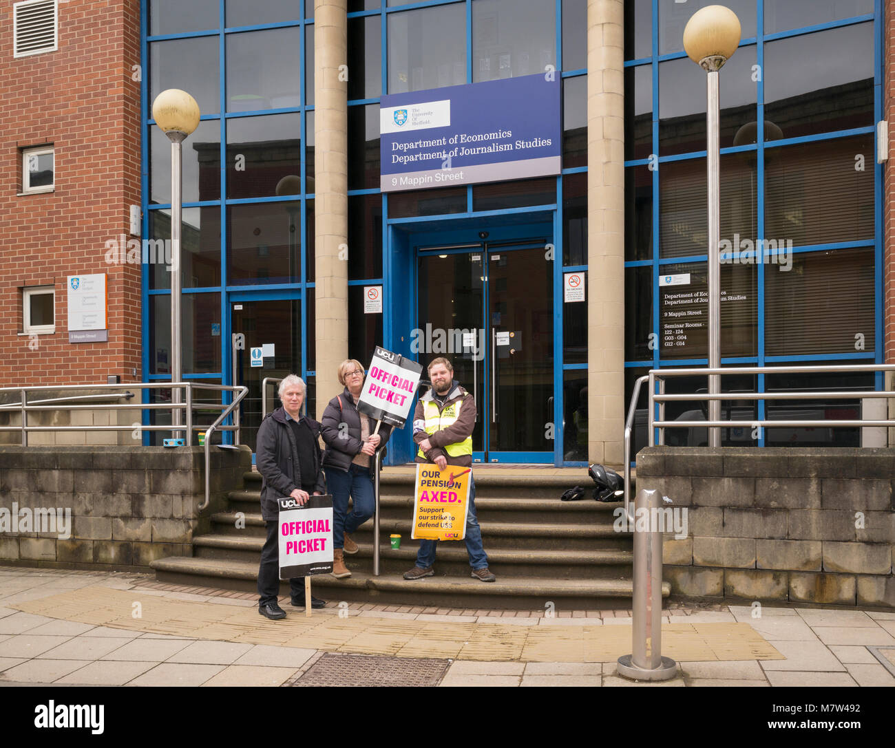 Sheffield, UK, 13. März 2018. Universität Sheffield markante Mitarbeiter Streikposten die Abteilung für Wirtschaft und Institut für Journalistik am 38 Mappin Straße vor der Besprechung an der Sheffield Universitäten und Hochschulen Union (ucu) Branche, in der das Angebot von Universities UK, die der UCU zu lösen die Pensionen Streit einstimmig abgelehnt wurde. Credit: Richard Bradford/Alamy leben Nachrichten Stockfoto