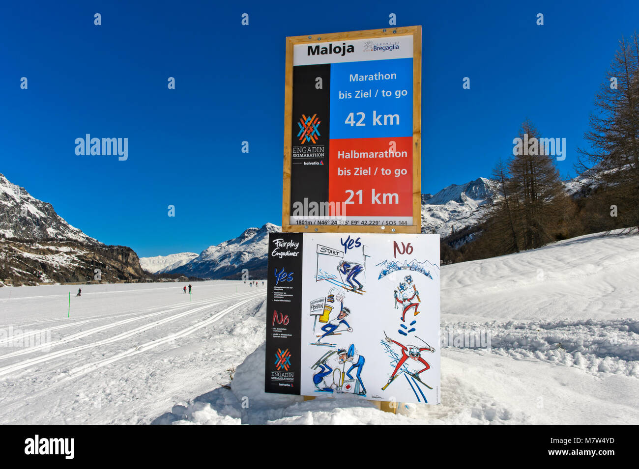 Wegweiser zeigt Entfernung zu beenden und Fair Play Regeln am Engadin Skimarathon, Maloja, Engadin, Graubünden, Schweiz Stockfoto