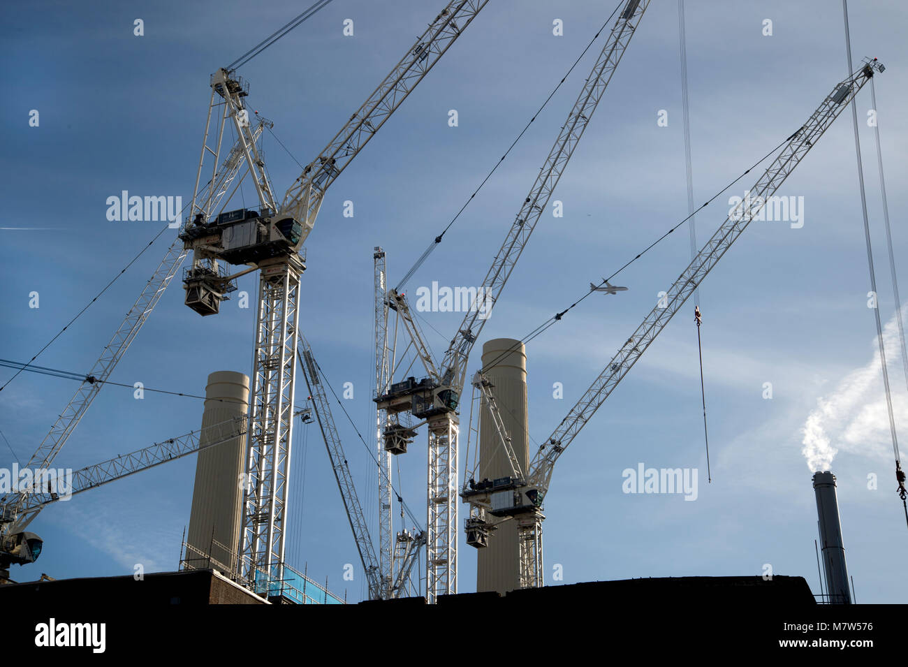 Battersea Power Station - Baustelle, mehrere Krane und original Schornsteine Stockfoto