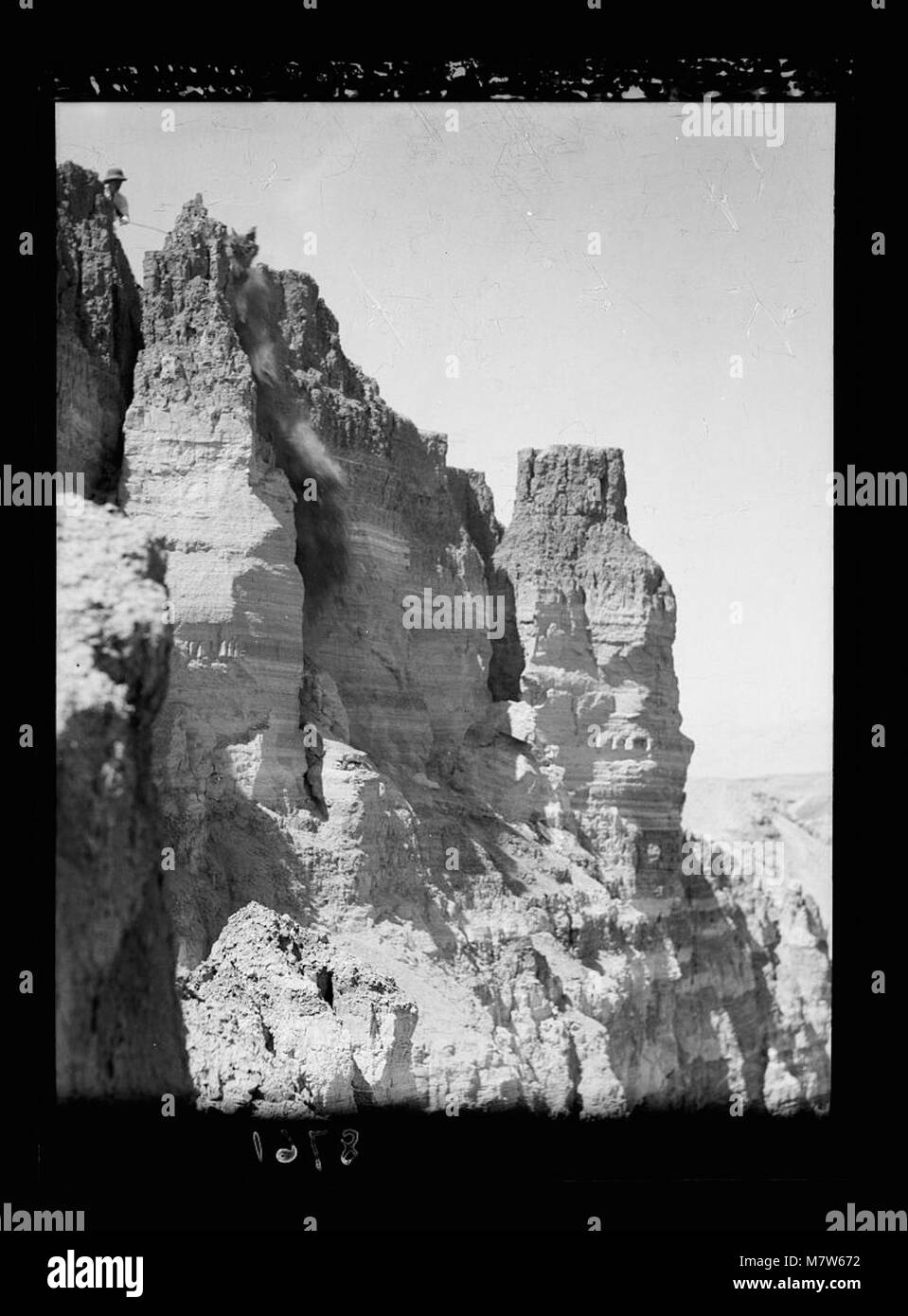 Ein Blick auf die hohen Klippen in der Nähe von Jisr Scheich Hussein in der Gegend von Jericho und Jordanien, die das raue Gelände und die geografischen Besonderheiten der Region zeigen. Stockfoto