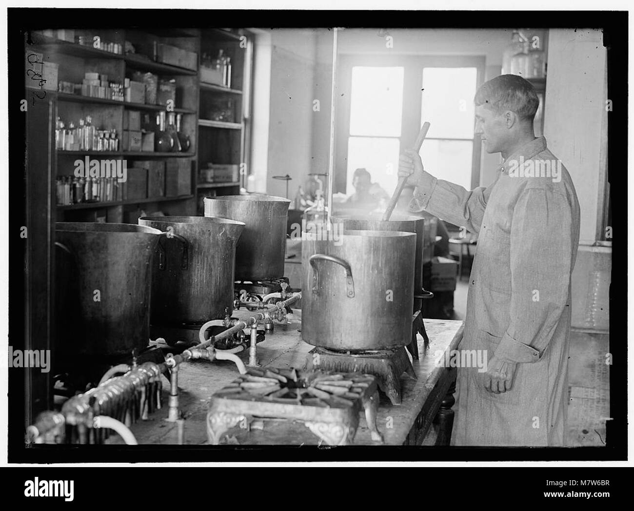 Ein historisches Bild, das die Arbeit der U.S. Army Medical School über den Typhus-Impfstoff darstellt und Fortschritte in der Militärmedizin hervorhebt. Stockfoto