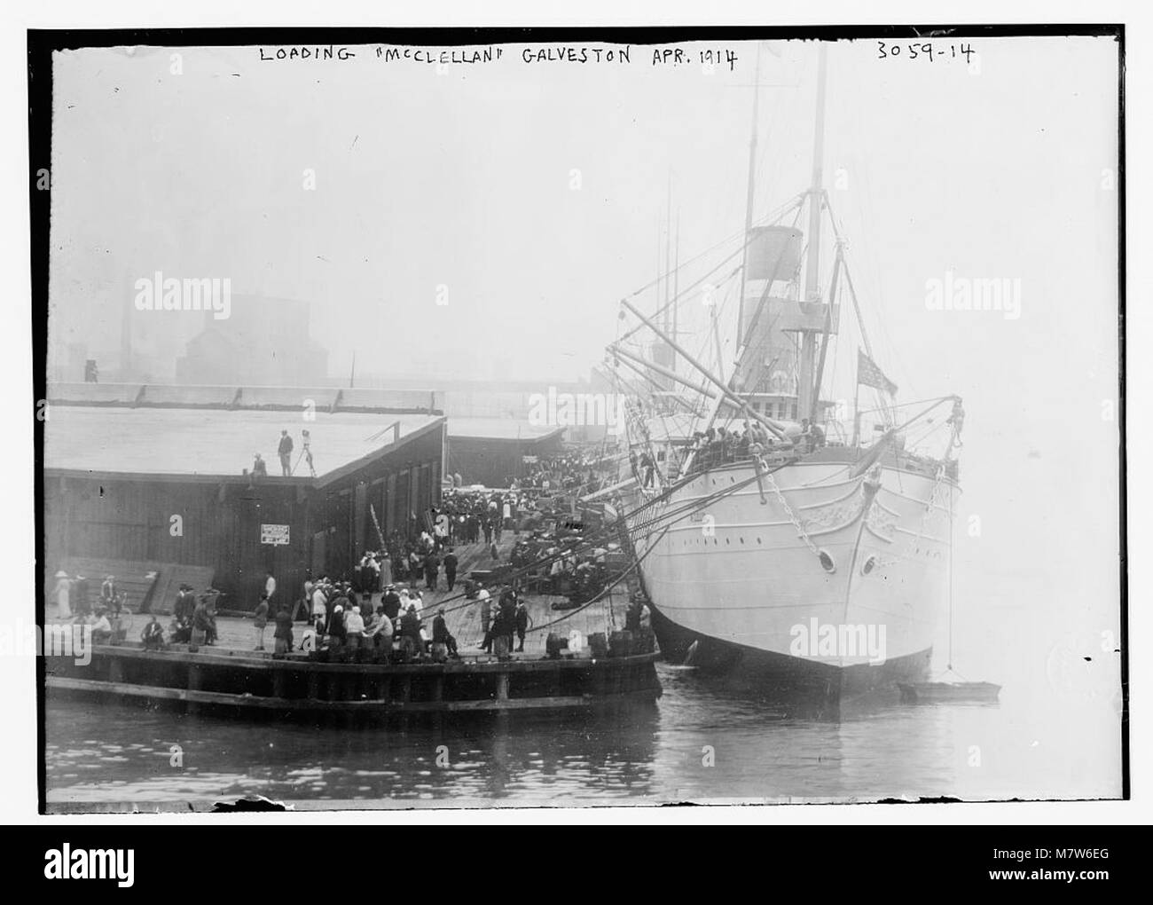 Dieses Foto vom April 1914 zeigt die Verladung des McClellan in Galveston, Texas, und bietet eine Momentaufnahme der maritimen Aktivität und des Verkehrs zu dieser Zeit. Die McClellan war ein wichtiges Schiff, das an Marineoperationen des frühen 20. Jahrhunderts beteiligt war. Stockfoto