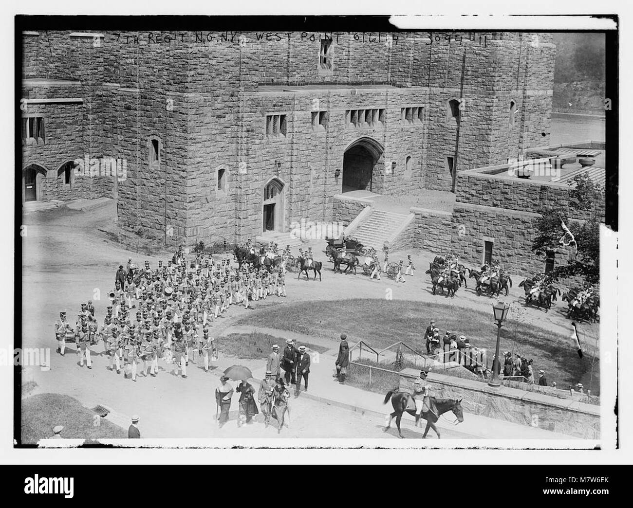 Ein Foto des 7. Regiments, der Nationalgarde von New York, stationiert in West Point am 14. Juni. Das Bild fängt Militärpersonal in einem historischen Umfeld ein und zeigt die Traditionen der US-Armee. Stockfoto Ein Foto des 7. Regiments, der Nationalgarde von New York, stationiert in West Point am 14. Juni. Das Bild fängt Militärpersonal in einem historischen Umfeld ein und zeigt die Traditionen der US-Armee. Stockfoto