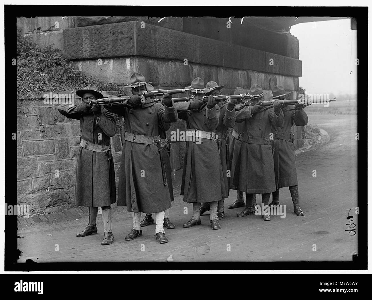 Foto, das afroamerikanische Soldaten in der US-Armee zeigt und deren Rolle und Beiträge in einer historischen Periode der amerikanischen Militärgeschichte hervorhebt. Stockfoto