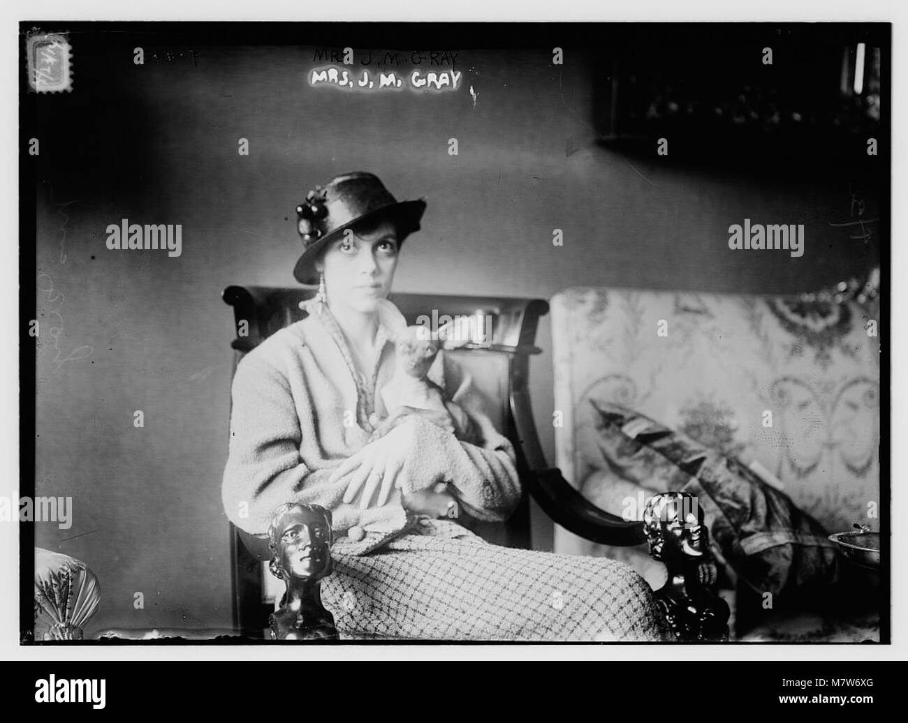 Ein Porträt von Mrs. J.M. Gray, einer Frau aus dem späten 19. Oder frühen 20. Jahrhundert. Das Bild hebt ihre historische Bedeutung und den Mode- und sozialen Kontext der Zeit hervor. Stockfoto