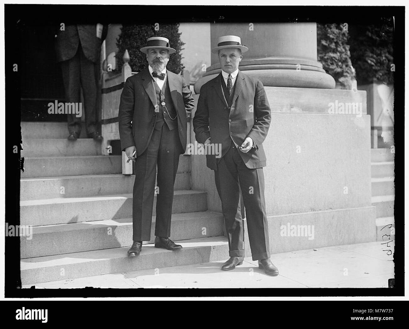 Eine Fotografie von J. E. Van der Weilen und T. G. Heldring, Sekretärinnen der niederländischen Mission in den USA, während einer diplomatischen Veranstaltung im frühen 20. Jahrhundert. Stockfoto