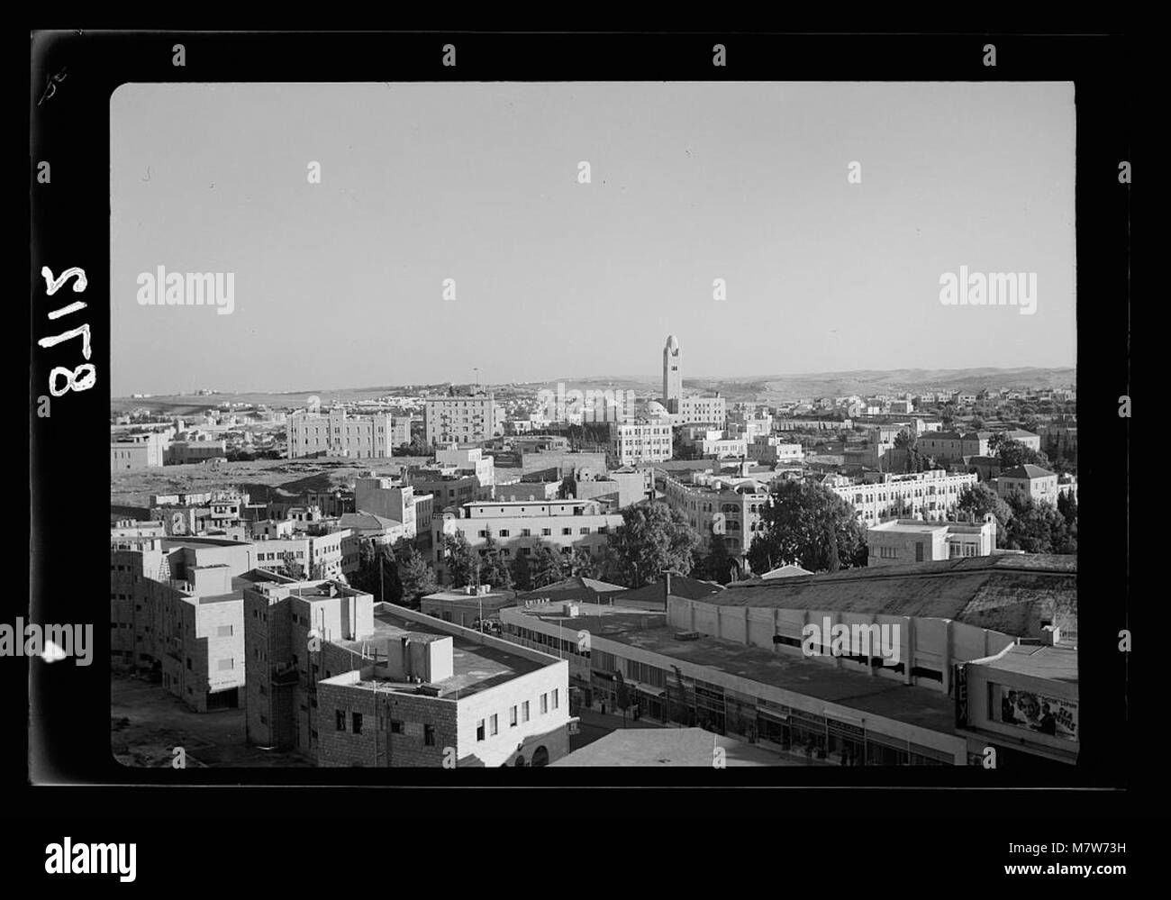 Ein Foto, das die neuen Sendestudios entlang des Weges der Königin Milisande in Jerusalem zeigt und die modernen Entwicklungen in der Stadt hervorhebt. Das Bild zeigt auch das King David & YMCA Viertel, sichtbar vom neu errichteten General Post Office Gebäude. Stockfoto Ein Foto, das die neuen Sendestudios entlang des Weges der Königin Milisande in Jerusalem zeigt und die modernen Entwicklungen in der Stadt hervorhebt. Das Bild zeigt auch das King David & YMCA Viertel, sichtbar vom neu errichteten General Post Office Gebäude. Stockfoto