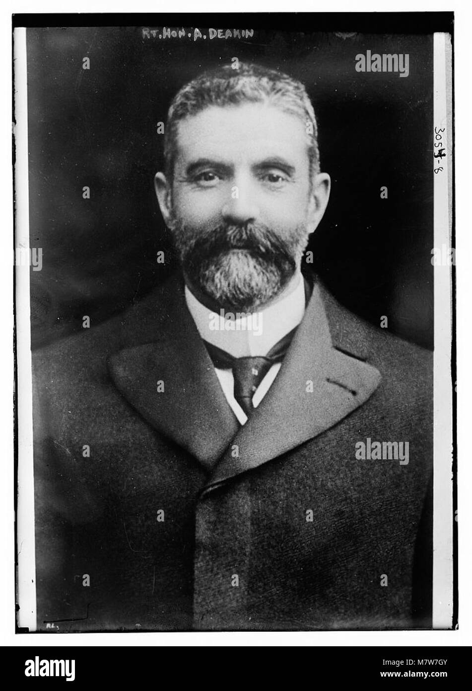 Ein formelles Porträt von Rt. A. Deakin, eine wichtige Figur in der australischen Politik. Deakin war während des frühen 20. Jahrhunderts Premierminister von Australien und war eine Schlüsselfigur in der politischen Entwicklung und Föderation des Landes. Stockfoto