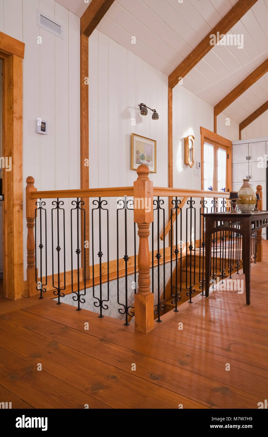 Geländer die Treppe im Inneren der Erweiterung eines alten Canadiana