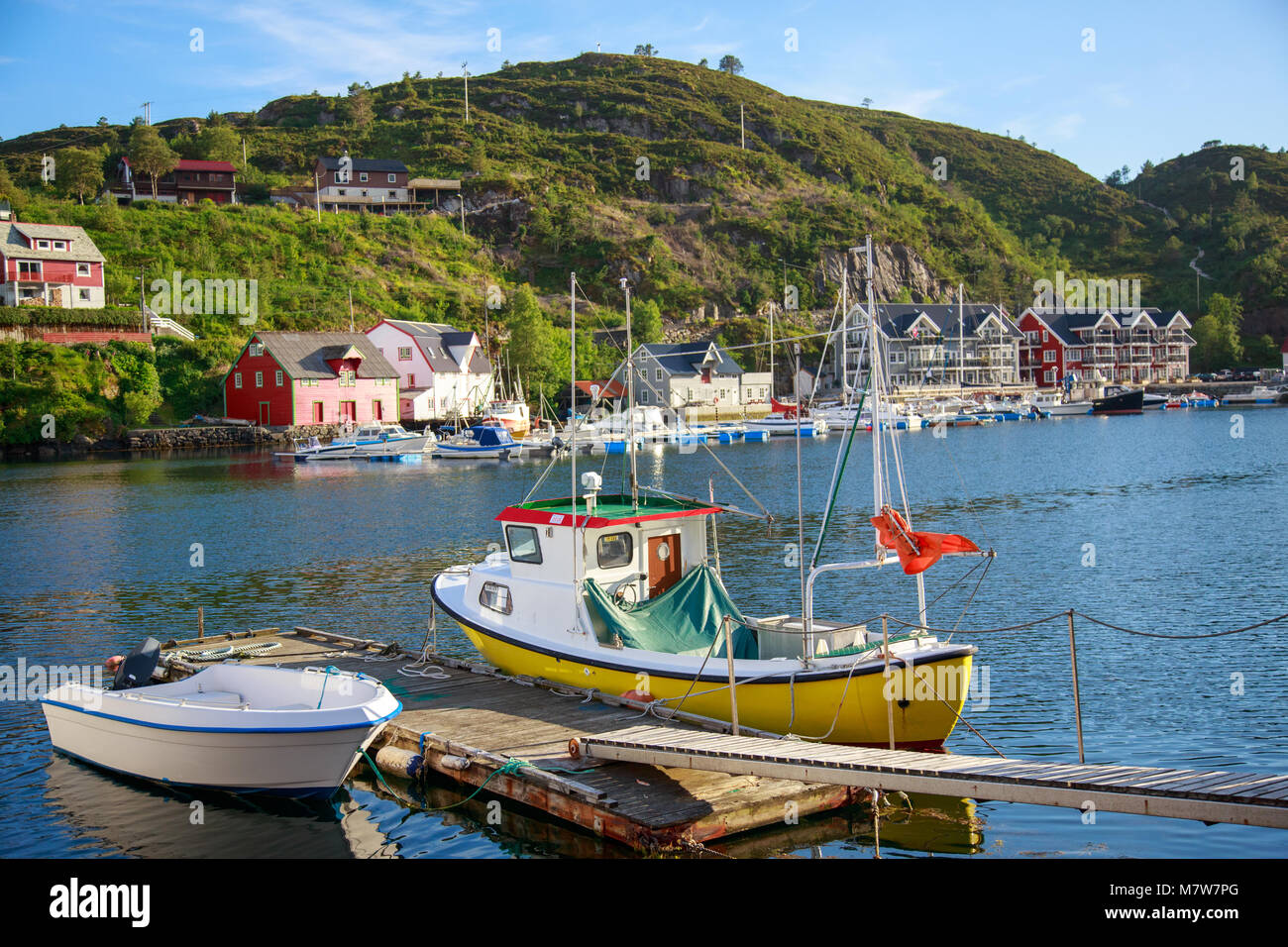 Kalvaag - einem kleinen Dorf in Bremanger Norwegen - einst eine der größten Fischerdörfer an der Küste, heute eine attraktive touristische Destination Stockfoto