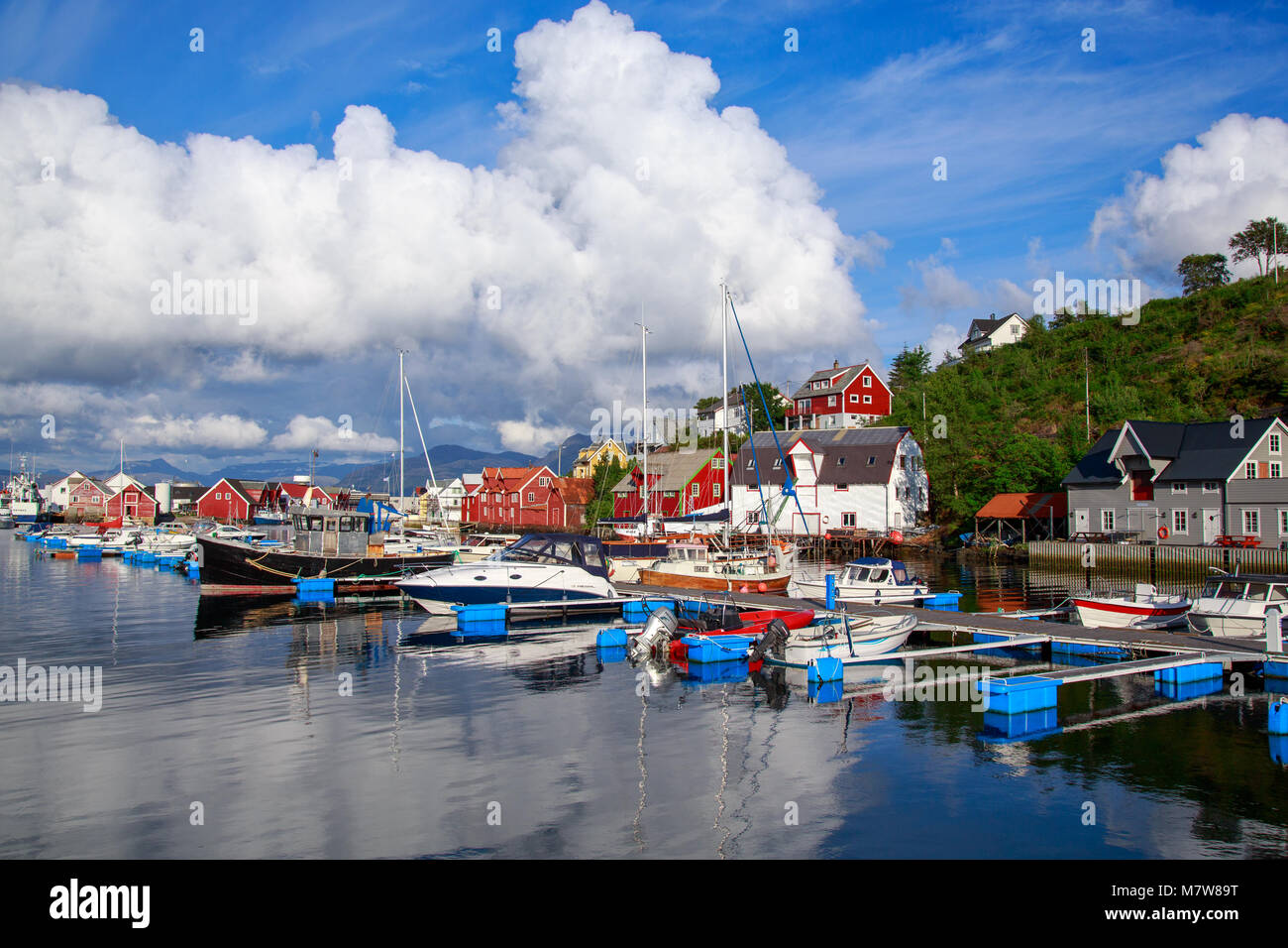 Kalvaag - einem kleinen Dorf in Bremanger Norwegen - einst eine der größten Fischerdörfer an der Küste, heute eine attraktive touristische Destination Stockfoto