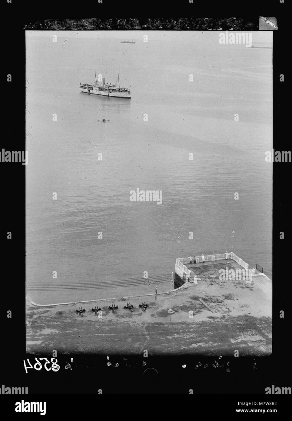Blick vom Dach eines alten Palastes in Sansibar, mit Blick auf den Hafen und das Schiff des Sultans vor Anker im Hafen. Stockfoto