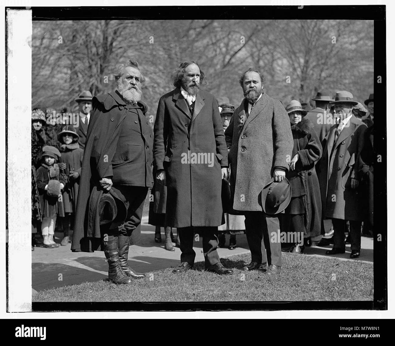 Ein historisches Foto mit Anton lang, Andreas lang und Grudo, möglicherweise bezogen auf ein bestimmtes Ereignis oder eine bestimmte Performance, das diese Figuren in einem wichtigen Kontext darstellt. Stockfoto