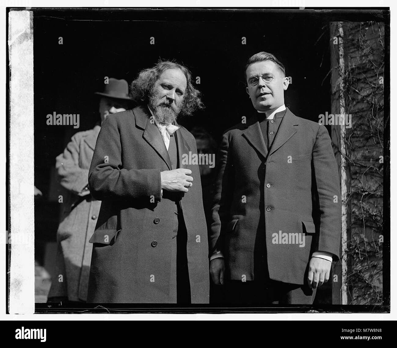 Foto von Anton lang mit einem nicht identifizierten Mann, der möglicherweise mit einem theatralischen oder historischen Kontext in Verbindung steht und einen Moment aus ihrer Interaktion einfängt. Stockfoto