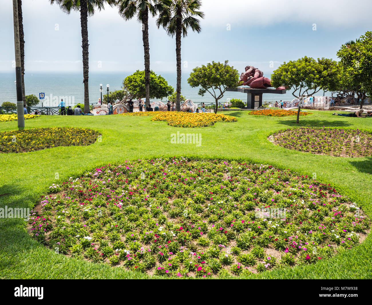 Lima, Peru - 31. Dezember 2016: Parque del Amor Park Gardens vor dem Pazifischen Ozean Stockfoto