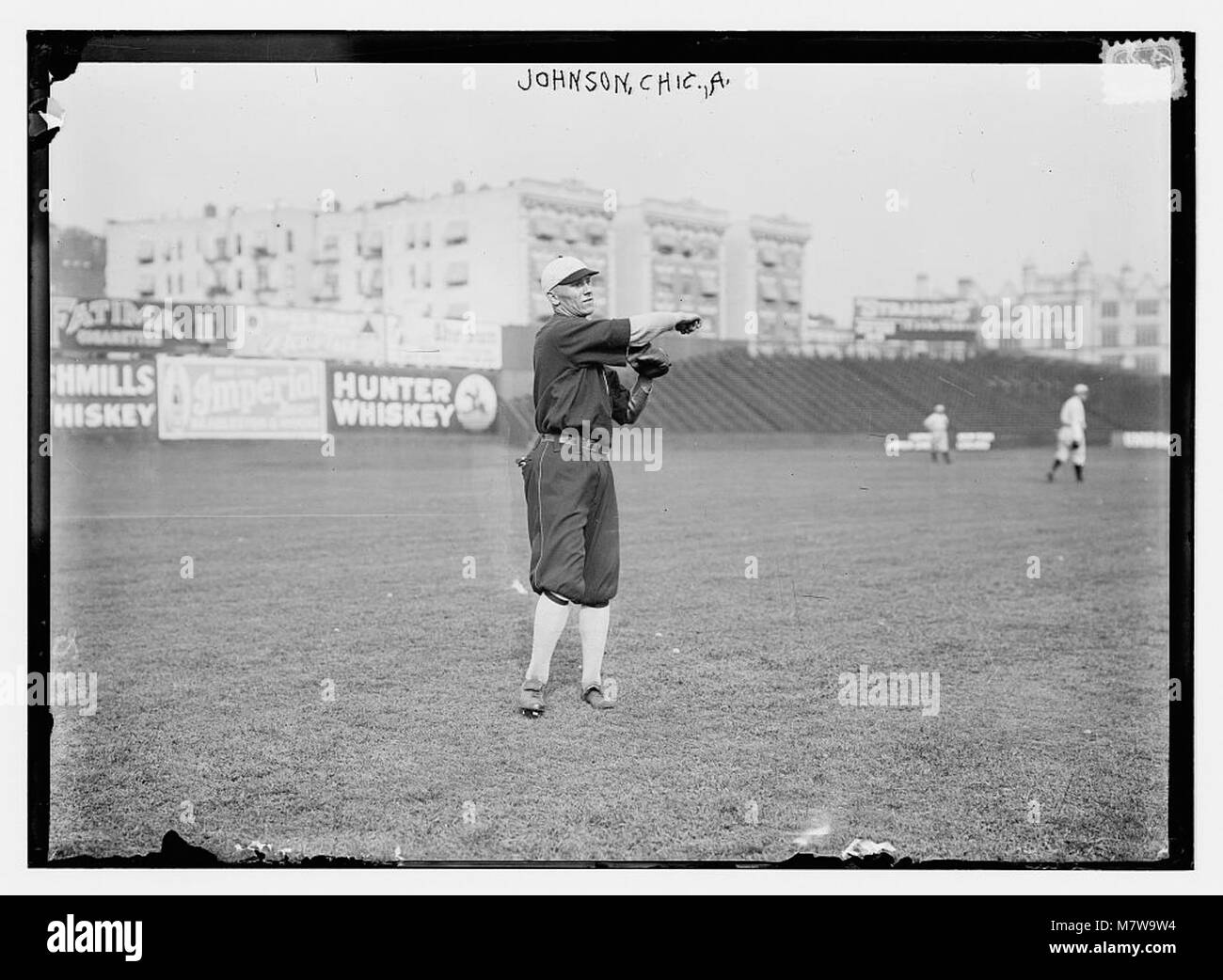 Ein Porträt von Ernie R. Johnson, einem Baseballspieler aus der Chicago American League. Dieses Bild fängt ihn als Teil seiner beruflichen Karriere im frühen 20. Jahrhundert ein. Stockfoto