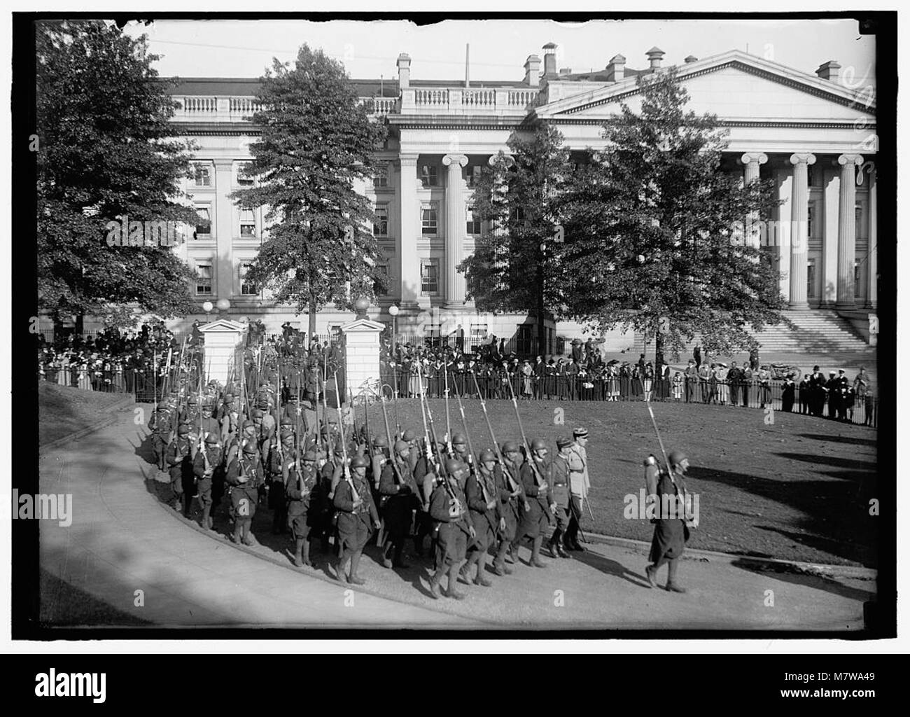 Foto von französischen Legionären, die das Gelände des Weißen Hauses betreten, wahrscheinlich während eines zeremoniellen Besuchs. Stockfoto