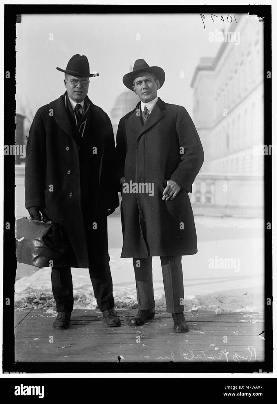 Dieses Bild zeigt Royal Cleaves Johnson, einen US-Kongressabgeordneten aus South Dakota, zusammen mit dem Repräsentanten Vestal aus Indiana. Sie wurde während ihrer Amtszeit erfasst und bietet Einblicke in die amerikanische Politik des frühen 20. Jahrhunderts. Stockfoto