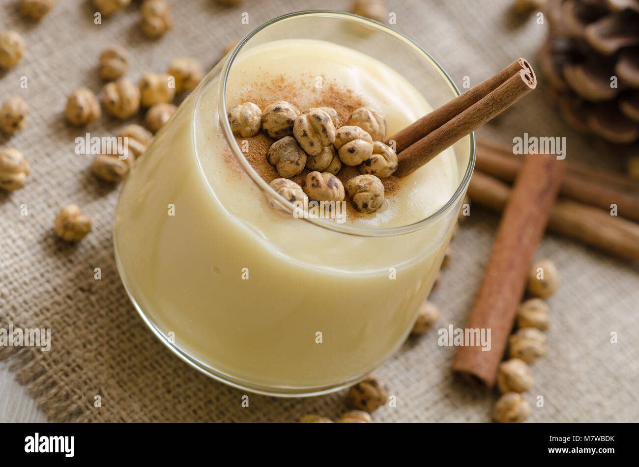 Boza oder Bosa, traditionelle türkische Drink mit geröstete ...
