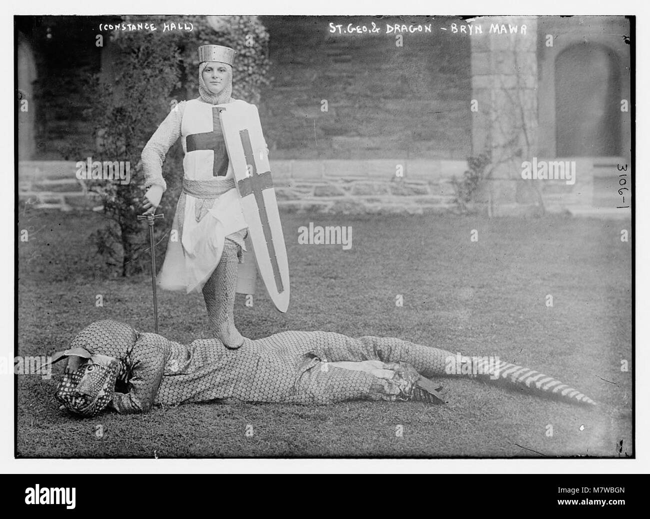 Das Kunstwerk „St. Georg und der Drache“ von Konstanz Hall zeigt den legendären Ritter, der einen Drachen tötet, ein Motiv in der mittelalterlichen christlichen Ikonographie. Stockfoto