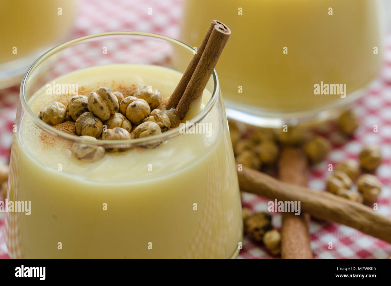 Boza oder Bosa, traditionelle türkische Drink mit geröstete ...