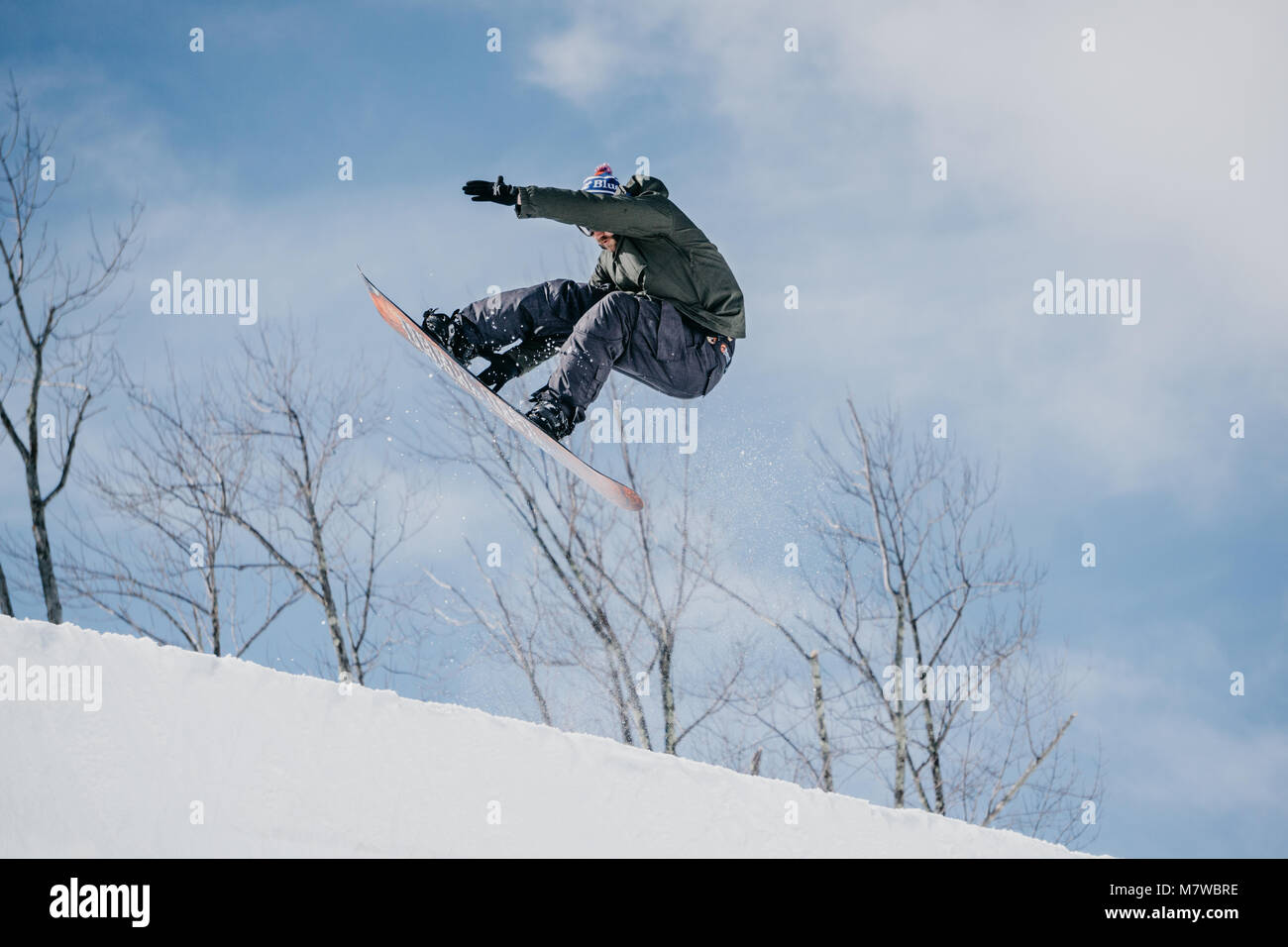 Snowboarder springen auf Halfpipe Stockfoto