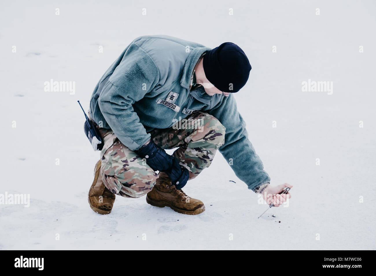 Soldat auf Eis mit Messer Stockfoto