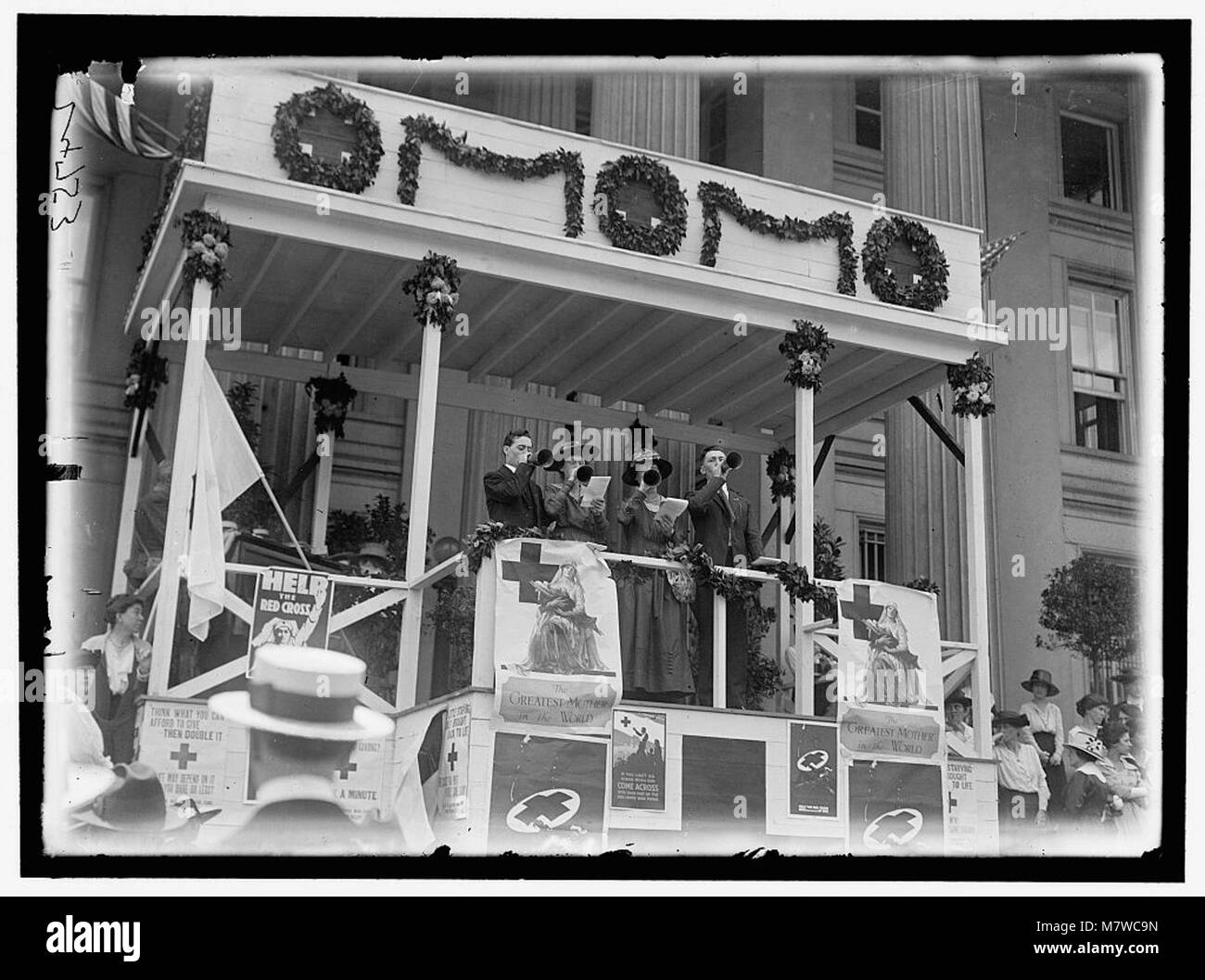 Die Szenen des Roten Kreuzes in dieser Aktion zeigen verschiedene Aktivitäten der humanitären Organisation und zeigen ihre Bemühungen, Hilfe und Hilfe in Krisen- und Kriegszeiten zu leisten. Stockfoto