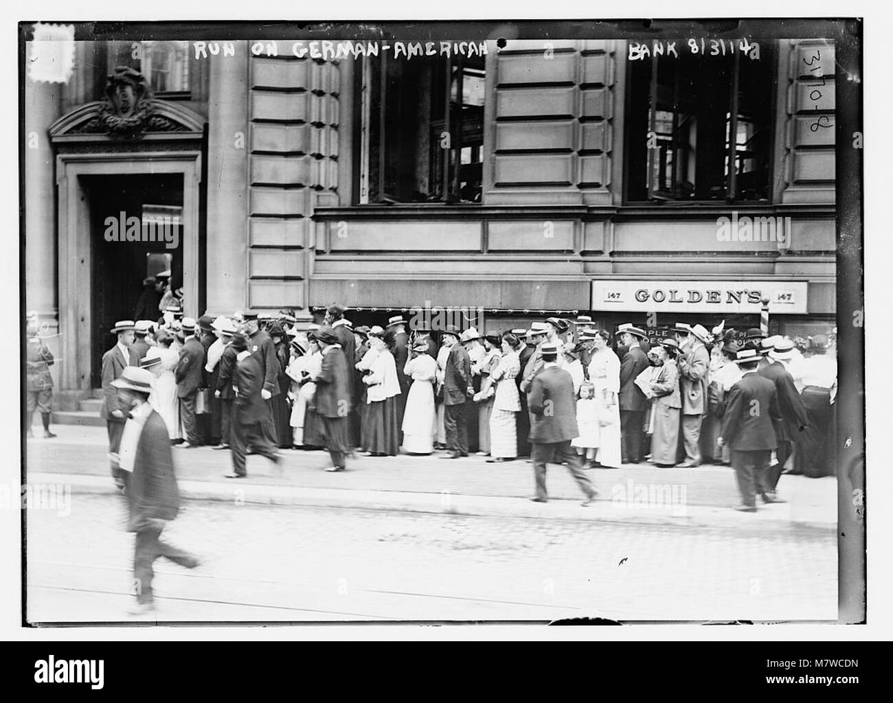 Dieses Bild zeigt die German American Bank während eines Durchlaufs, einer Periode erhöhter Abhebungen aufgrund von Panik oder Unsicherheit. Solche Ereignisse waren während der Finanzkrisen in der Geschichte üblich. Stockfoto