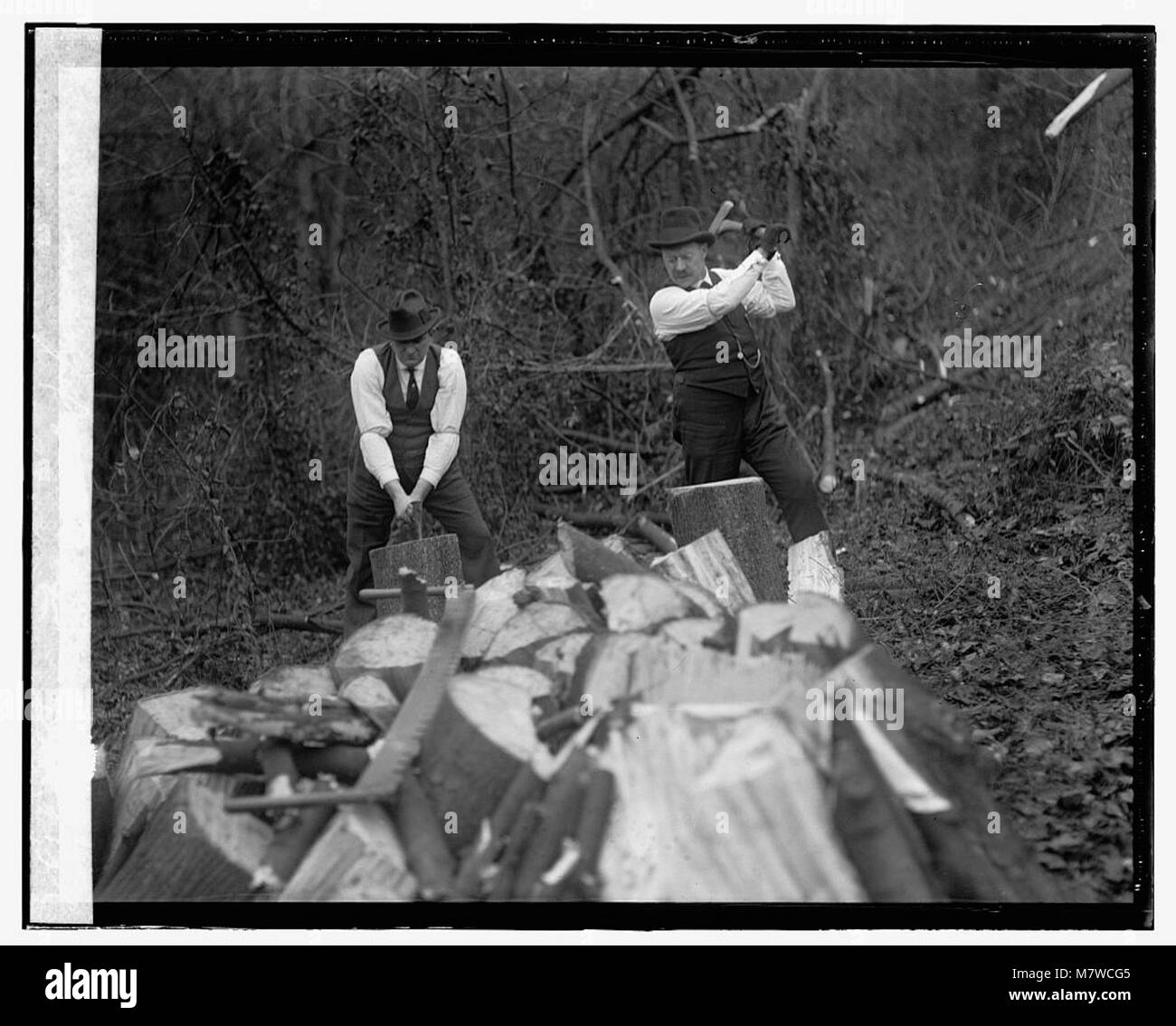 Dieses Bild zeigt die US-Senatoren Frazier und Johnson in einem Foto, das am 2. Januar 1924 aufgenommen wurde. Das Foto dokumentiert einen Moment der amerikanischen politischen Geschichte im frühen 20. Jahrhundert. Stockfoto
