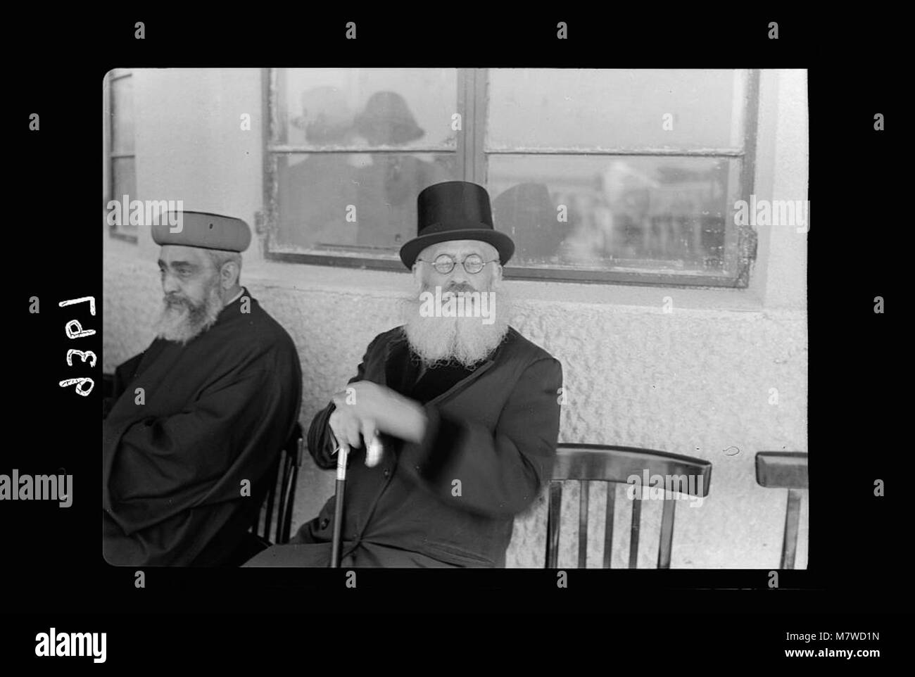 Dieses Bild vom 21. April 1939 zeigt Zeugnisse einer Flugschule in Palästina, die Dr. Herzogs Beteiligung zeigen. Die Zertifikate stellen die frühe Luftfahrtgeschichte am Flughafen Lydda dar, die für den Luftverkehr in der Region von Bedeutung war. Stockfoto