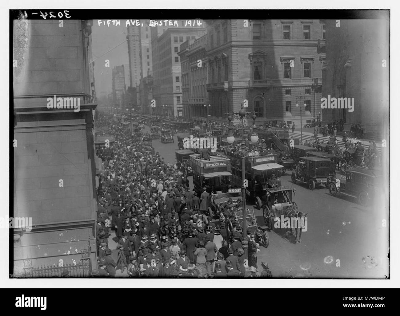 Eine Fotografie der Fifth Avenue in New York City zu Ostern 1914. Das Bild fängt die geschäftige Straßenszene mit Menschenmassen ein, die für diesen Anlass gekleidet sind. Stockfoto
