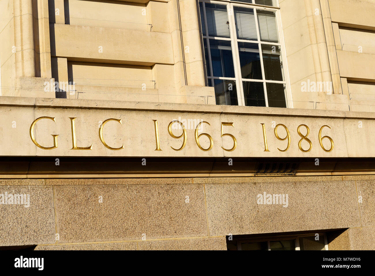 Der County Hall war der Hauptsitz von London County Council (LCC) und später die Greater London Council (GLC) auf der South Bank. 1965-1986 relief Text Stockfoto