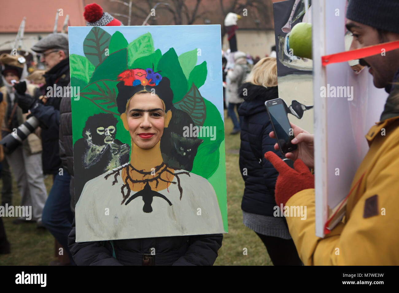 Karneval Teilnehmer gekleidet, wie die self portrait von Frida Kahlo die Roztocký Masopust in Roztoky in der Nähe von Prag, tschechische Republik. Masopust bedeutet "Abschied vom Fleisch" in tschechischer Sprache. Dieses beliebte Festival feiert in der ganzen Tschechischen Republik vor der Fastenzeit. Eine der spektakulärsten Masopust Karneval findet jährlich in der kleinen Stadt Roztoky nur außerhalb von Prag. Stockfoto