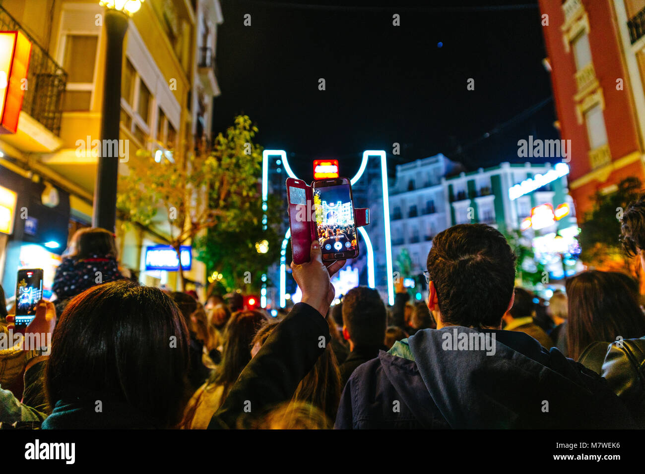 Blick auf den abendlichen Straßen mit Beleuchtung mit Zeitschaltung für die Fallas in Valencia, Spanien 2018 Stockfoto