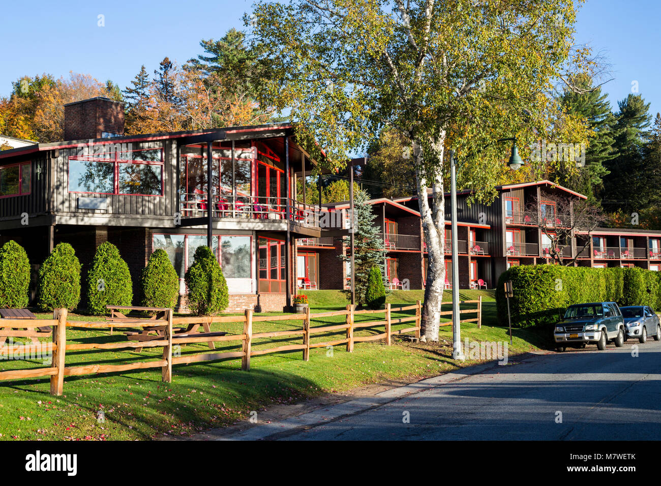 Lake Placid, New York, USA. Haus am See, High Peaks Resort. Stockfoto