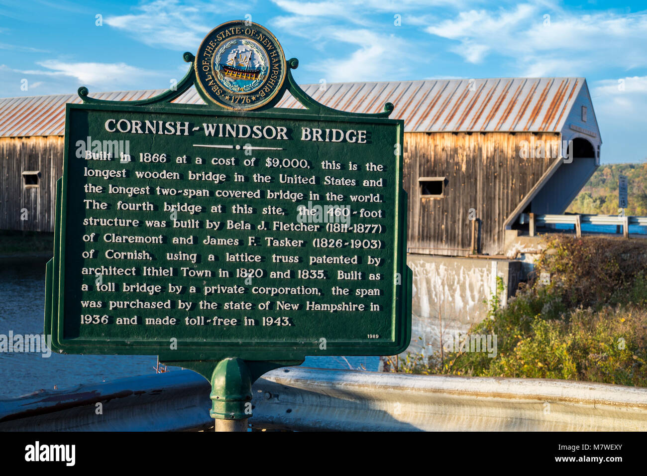 Cornish-Windsor überdachte Brücke über den Connecticut River, New Hampshire und Vermont. Commemorative unterzeichnen. Stockfoto