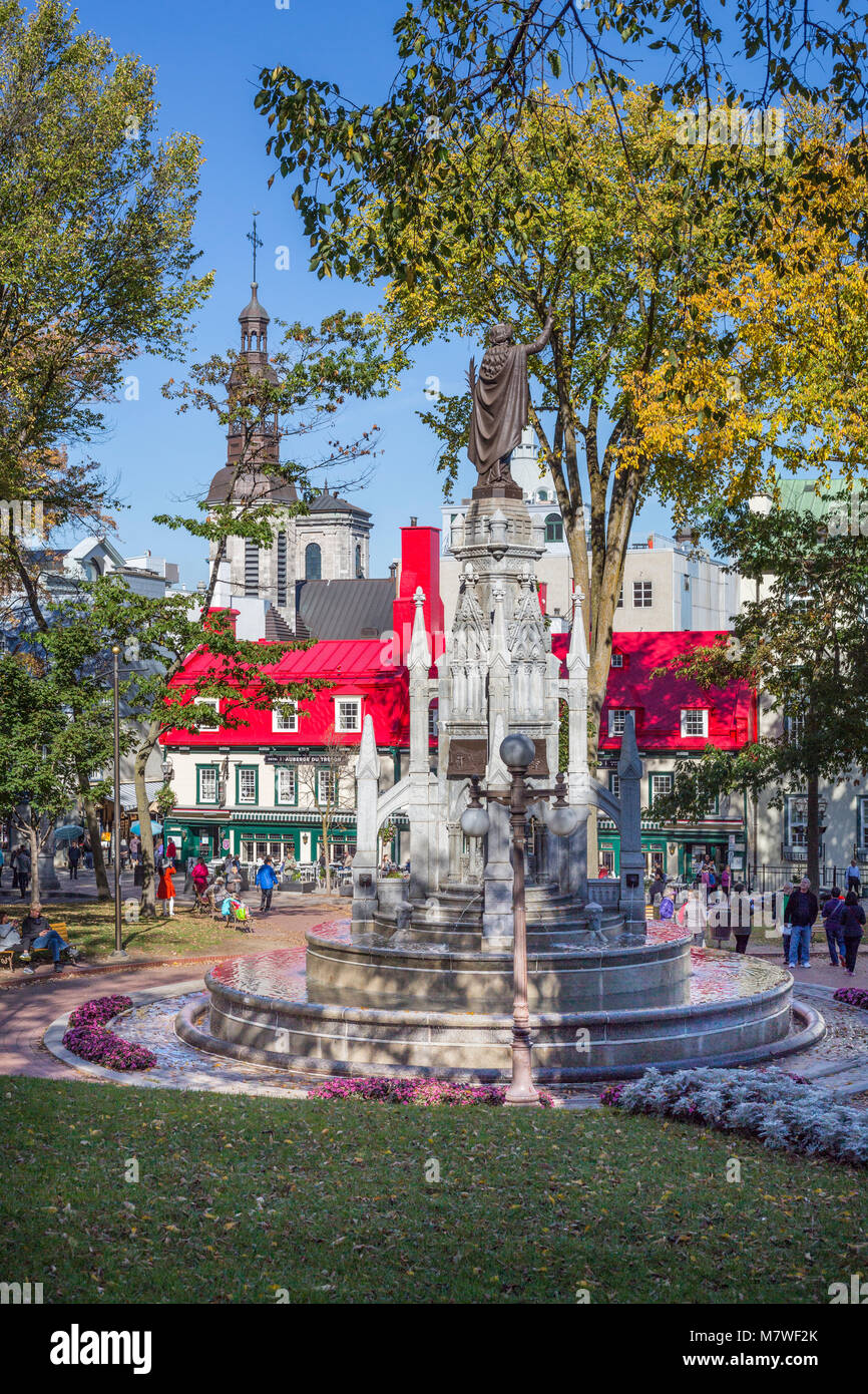 Quebec, Kanada. Place d'Armes, L'auberge Du Tresor im Hintergrund, das Monument des Glaubens in der Mitte. Stockfoto
