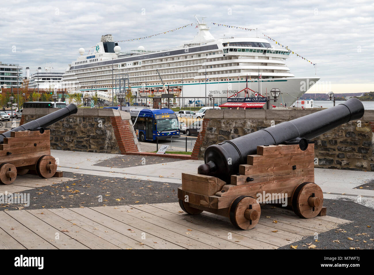Quebec, Kanada. Die königliche Batterie Kanonen an der St. Lawrence River. Crystal Serenity Kreuzfahrtschiff im Hintergrund. Stockfoto