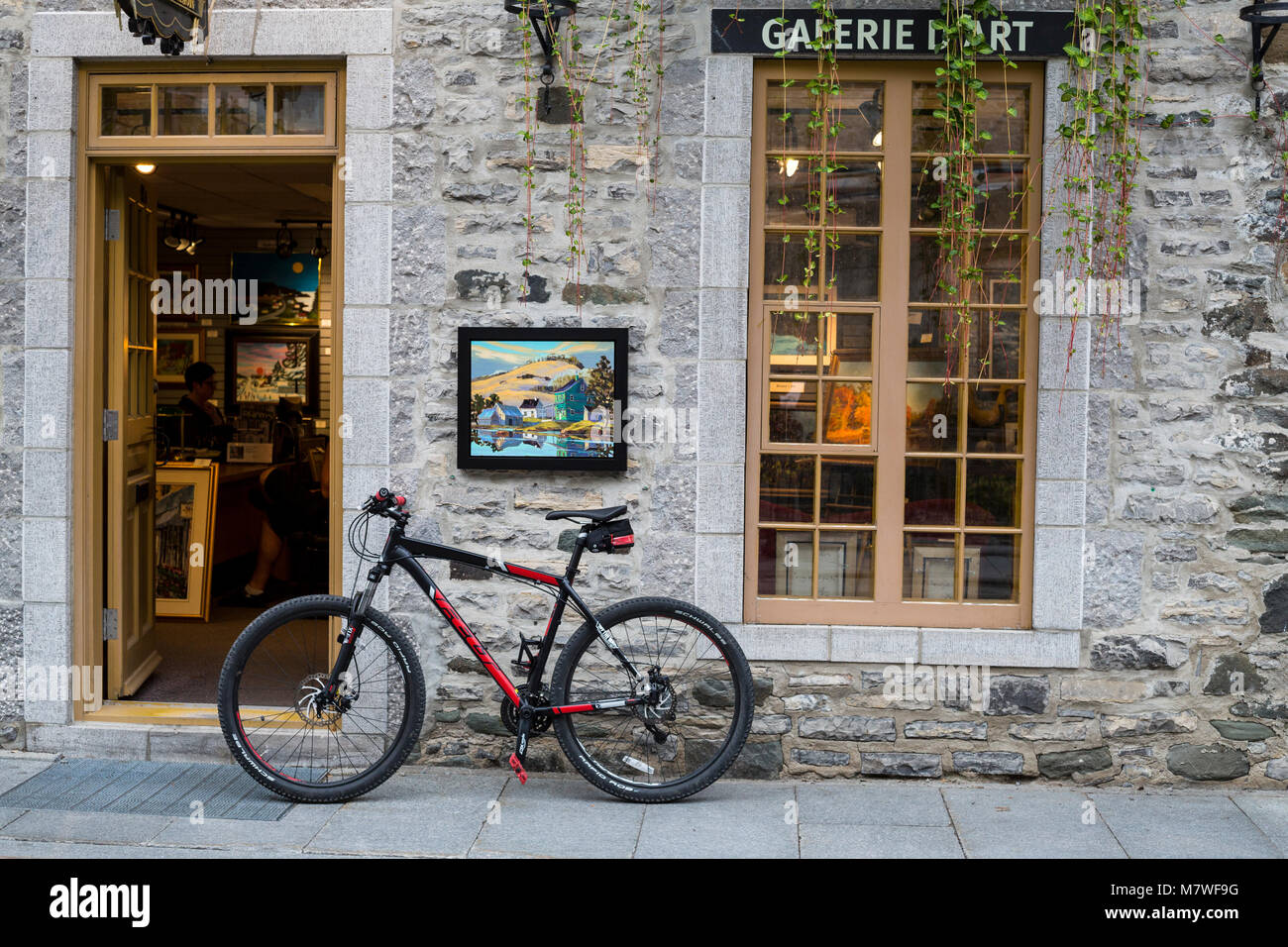 Quebec, Kanada. Untere Stadt, Fahrrad außerhalb einer Kunstgalerie. Stockfoto