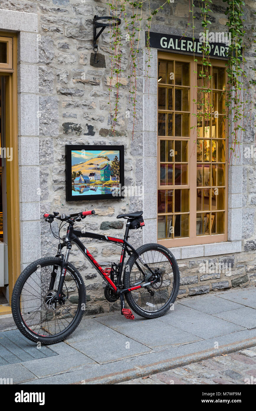 Quebec, Kanada. Untere Stadt, Fahrrad außerhalb einer Kunstgalerie. Stockfoto