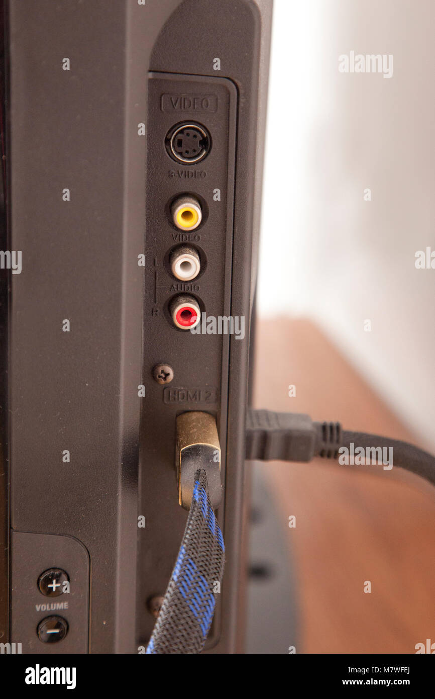 Hdmi, Audio-, Video- und Band an der Seite eines großen Fernseher Stockfoto