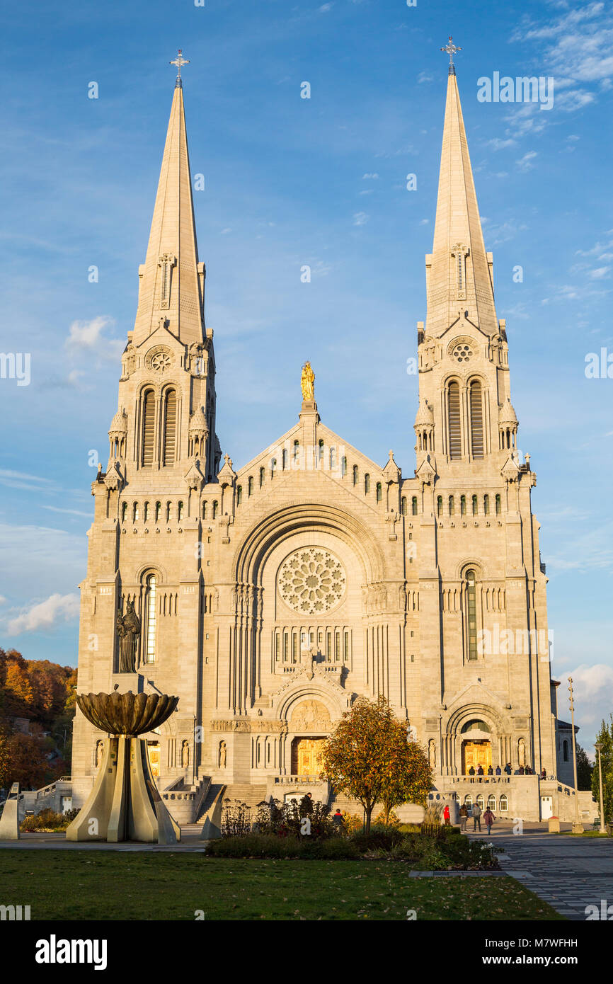 Die Basilika von St. Anne de Beaupre, Quebec, Kanada. Am späten Nachmittag. Stockfoto